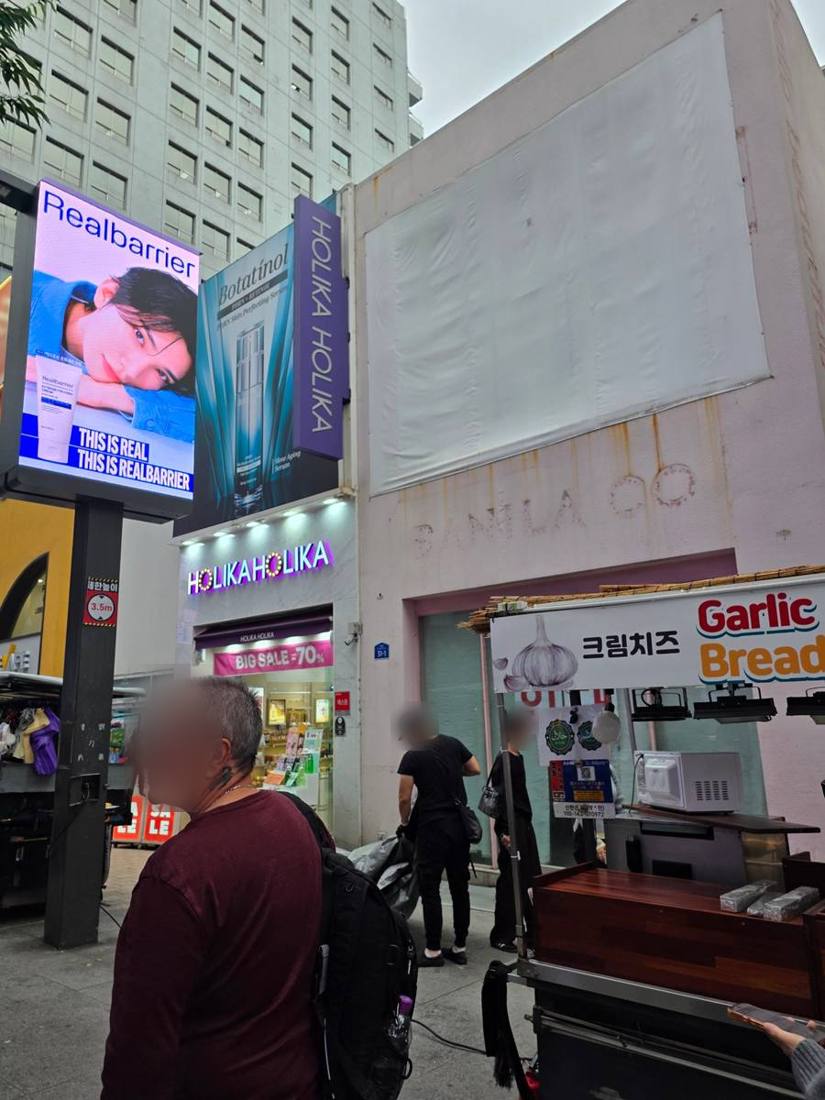 토니모리가 자리했던 코너에는 바닐라코(BANILA CO)가 들어섰습니다. 지금은 간판이 철거된 흔적만 남아 있어, 같은 자리의 변화를 보여줍니다.&nbsp;